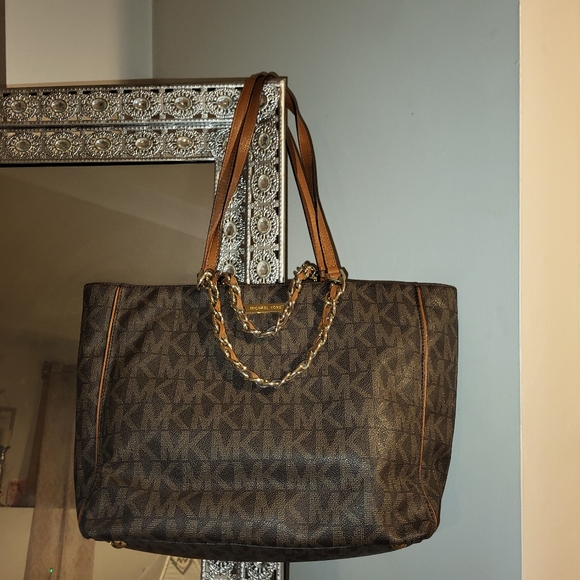 Michael Kors Handbags - Michael Kors Monogram Satchel😍👜